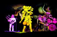 Genesis en vivo durante la gira de The Lamb Lies Down On Broadway